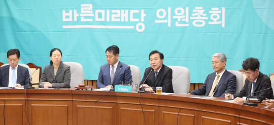 손학규 대표(오른쪽 세번째)가 12일 국회에서 열린 의원총회에서 발언하고 있다.  연합뉴스